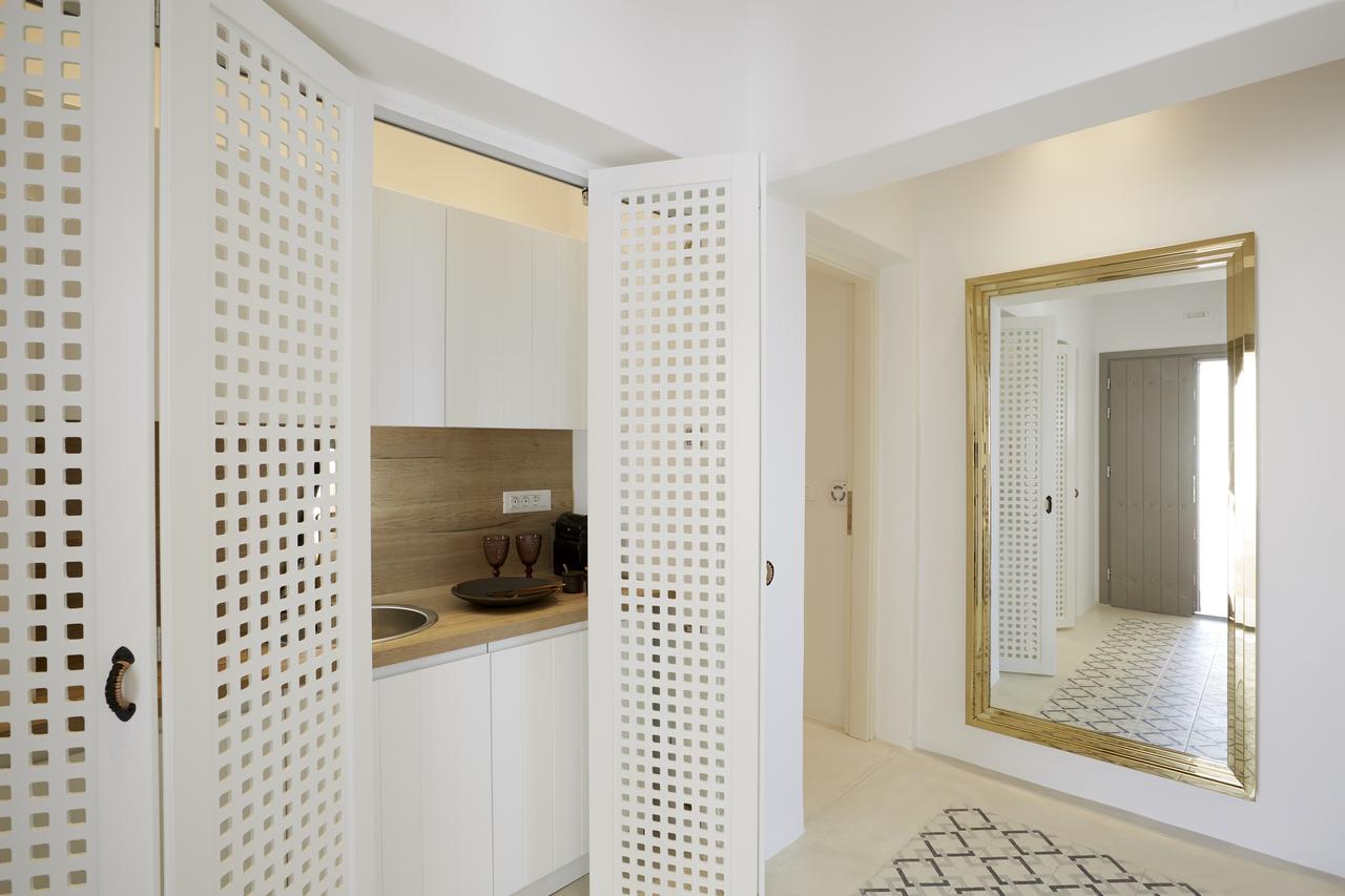 White & Co. La Torre * Pyrgos Kallistis